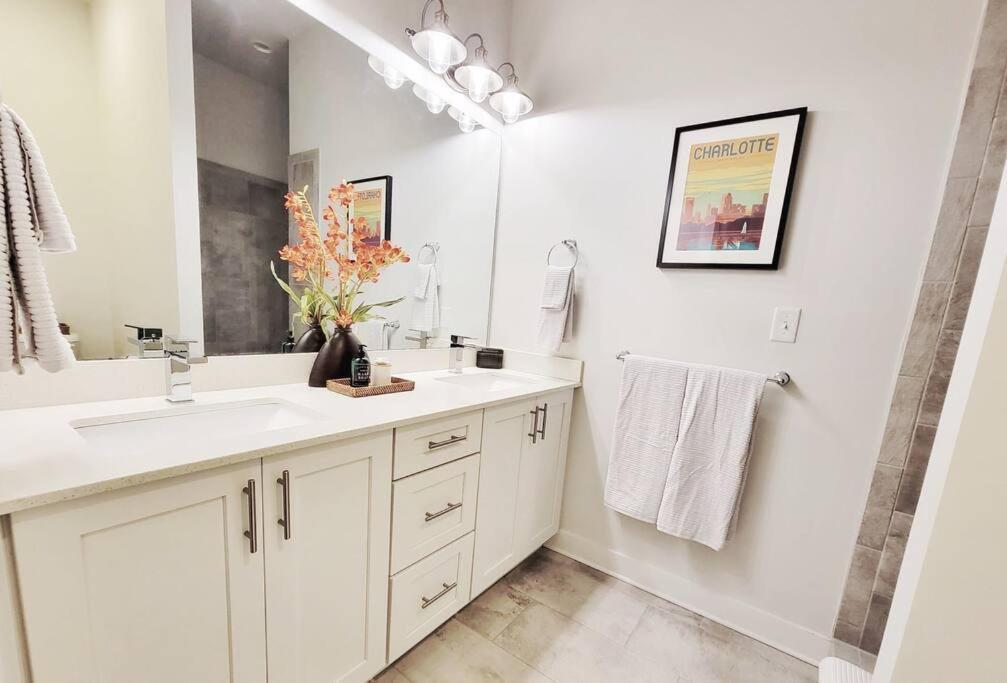 Appartement New Stylish Getaway- 5 Mil To Uptown/3 Smart Tvs! à Charlotte Extérieur photo