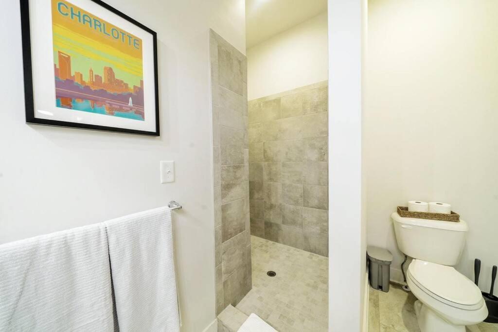 Appartement New Stylish Getaway- 5 Mil To Uptown/3 Smart Tvs! à Charlotte Extérieur photo